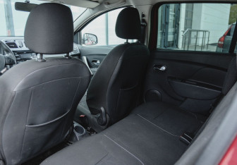 Подержанный автомобиль Renault Sandero 2017 года (14 фото)