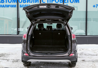 Подержанный автомобиль Toyota RAV4 2018 года (20 фото)