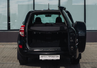 Подержанный автомобиль Toyota RAV4 2011 года (18 фото)