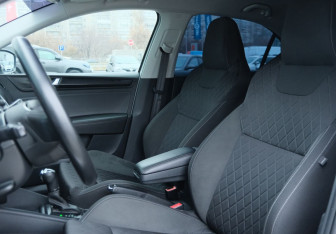 Подержанный автомобиль Skoda Rapid Liftback 2022 года (16 фото)