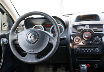 Подержанный автомобиль Renault Megane Sedan 2005 года (11 фото)