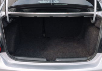 Подержанный автомобиль Volkswagen Polo Sedan 2012 года (17 фото)