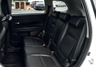 Подержанный автомобиль Mitsubishi Outlander 2012 года (17 фото)