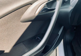 Подержанный автомобиль Opel Astra Hatchback 2011 года (15 фото)