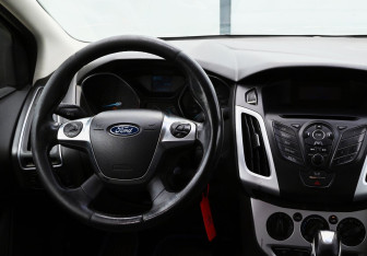 Подержанный автомобиль Ford Focus Sedan 2011 года (20 фото)