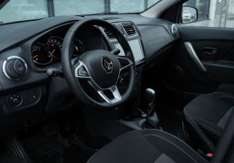 Подержанный автомобиль Renault Logan Sedan 2022 года (9 фото)