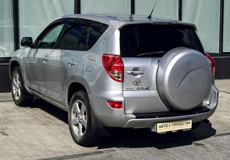 Подержанный автомобиль Toyota RAV4 2007 года (3 фото)