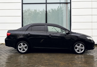 Подержанный автомобиль Toyota Corolla Sedan 2010 года (6 фото)