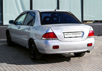 Подержанный автомобиль Mitsubishi Lancer Sedan 2004 года (3 фото)