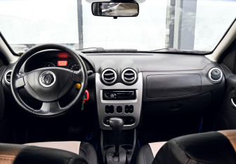 Подержанный автомобиль Renault Sandero 2012 года (16 фото)