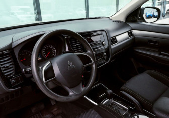 Подержанный автомобиль Mitsubishi Outlander 2018 года (13 фото)