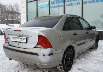 Подержанный автомобиль Ford Focus Sedan 2003 года (5 фото)