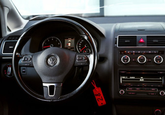 Подержанный автомобиль Volkswagen Touran 2012 года (18 фото)