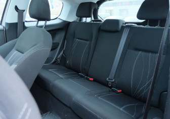 Подержанный автомобиль Peugeot 208 2013 года (15 фото)