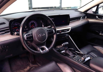 Подержанный автомобиль Kia K5 2021 года (17 фото)
