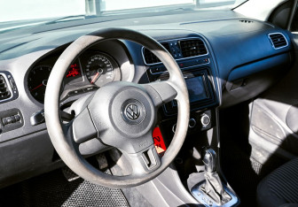 Подержанный автомобиль Volkswagen Polo Sedan 2011 года (13 фото)