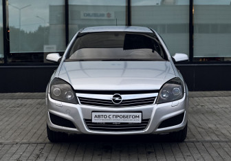 Подержанный автомобиль Opel Astra Sedan 2008 года (8 фото)