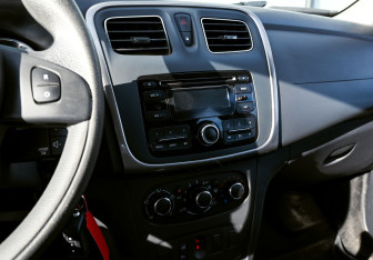 Подержанный автомобиль Renault Sandero 2015 года (11 фото)