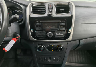 Подержанный автомобиль Renault Sandero 2016 года (13 фото)