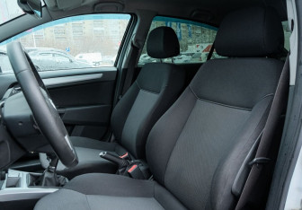 Подержанный автомобиль Opel Astra Sedan 2012 года (17 фото)