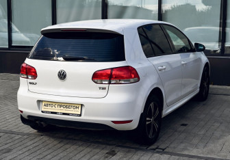 Подержанный автомобиль Volkswagen Golf Hatchback 2012 года (5 фото)