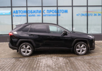 Подержанный автомобиль Toyota RAV4 2020 года (6 фото)