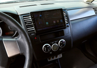 Подержанный автомобиль Nissan Tiida Hatchback 2012 года (10 фото)