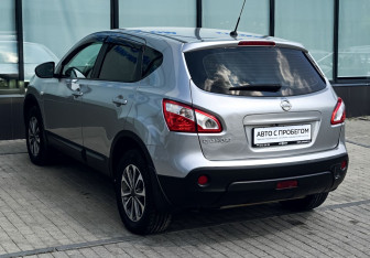 Подержанный автомобиль Nissan Qashqai 2013 года (3 фото)
