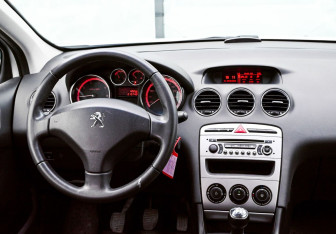 Подержанный автомобиль Peugeot 408 2013 года (17 фото)