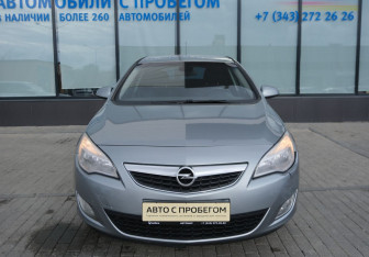 Подержанный автомобиль Opel Astra Hatchback 2011 года (8 фото)