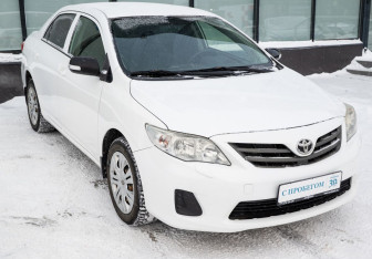 Подержанный автомобиль Toyota Corolla Sedan 2010 года (7 фото)