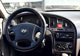 Подержанный автомобиль Hyundai Elantra Sedan 2005 года (17 фото)