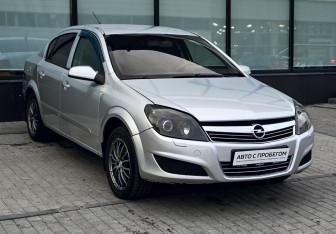 Подержанный автомобиль Opel Astra Sedan 2008 года (7 фото)