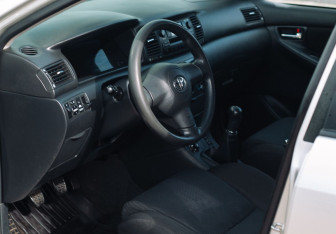 Подержанный автомобиль Toyota Corolla Sedan 2006 года (9 фото)