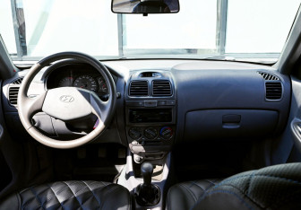 Подержанный автомобиль Hyundai Accent Sedan 2011 года (16 фото)