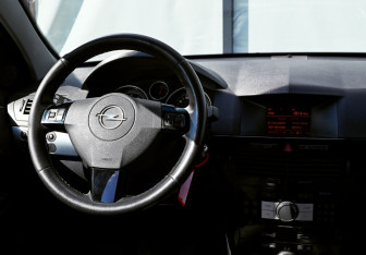 Подержанный автомобиль Opel Astra Sedan 2012 года (18 фото)
