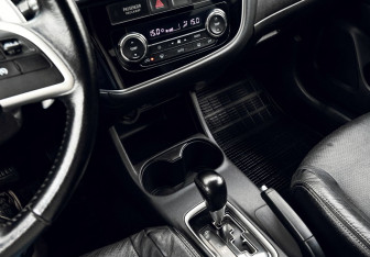 Подержанный автомобиль Mitsubishi Outlander 2014 года (9 фото)