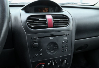 Подержанный автомобиль Opel Corsa 2000 года (12 фото)