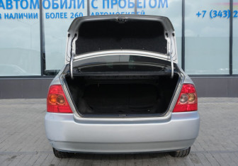 Подержанный автомобиль Toyota Corolla Sedan 2005 года (19 фото)