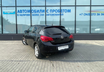 Подержанный автомобиль Opel Astra Hatchback 2011 года (3 фото)
