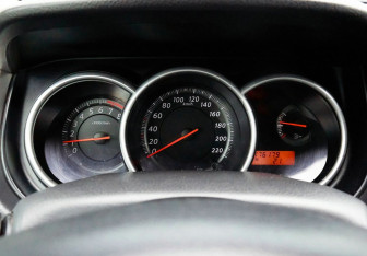 Подержанный автомобиль Nissan Tiida Hatchback 2011 года (11 фото)