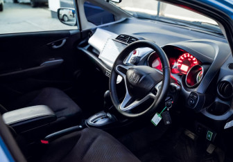 Подержанный автомобиль Honda Fit 2013 года (14 фото)