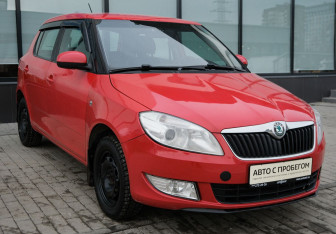 Подержанный автомобиль Skoda Fabia Hatchback 2012 года (7 фото)