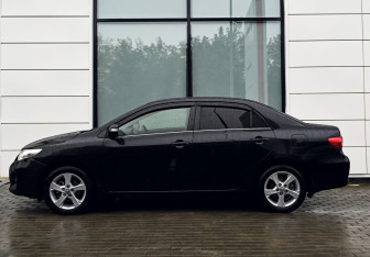 Подержанный автомобиль Toyota Corolla Sedan 2010 года (2 фото)