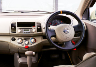 Подержанный автомобиль Nissan March Hatchback 2004 года (18 фото)