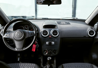 Подержанный автомобиль Opel Corsa 2011 года (17 фото)