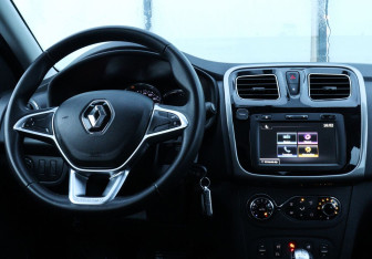 Подержанный автомобиль Renault Sandero 2020 года (10 фото)