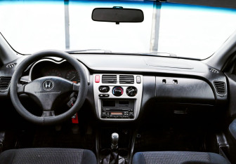 Подержанный автомобиль Honda HR-V 2002 года (16 фото)