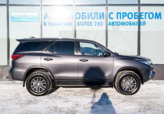 Подержанный автомобиль Toyota Fortuner 2020 года (6 фото)