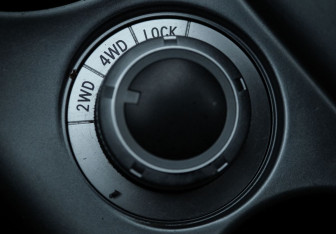 Подержанный автомобиль Peugeot 4007 2012 года (13 фото)